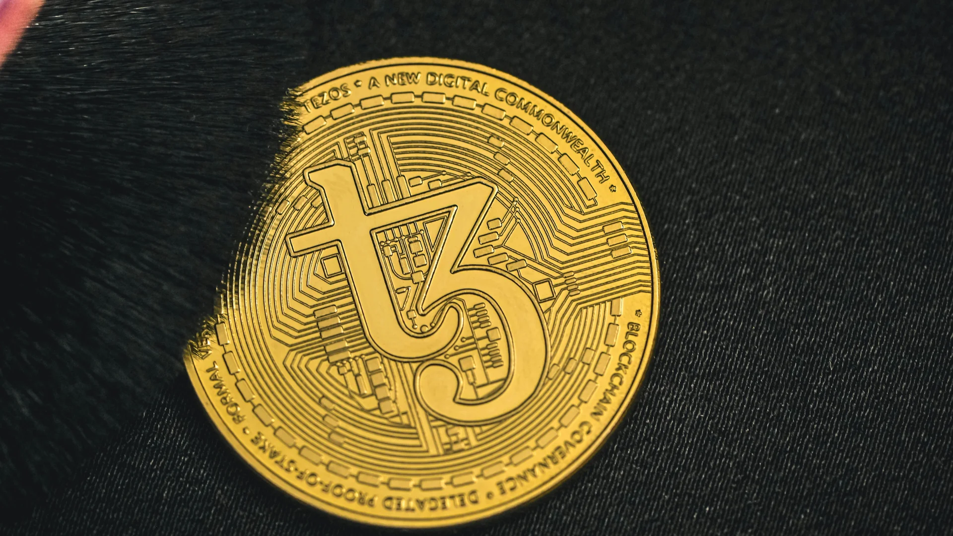 Hyperliquid HYPE token illustration for Hyperliquid HYPE Token Crosses 250K Holders as Whale Insider Flags Milestone